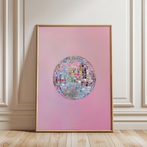 Art mural imprimable, tableau maximaliste boule disco argentée, affiche girly rose pastel lumineux, décoration tendance dopamine, impression boule à facettes