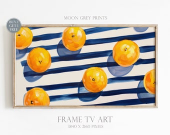 Könnte beinhalten: Ein Gemälde von Orangen auf einem blau-weiß gestreiften Hintergrund. Die Orangen sind in einem Muster angeordnet und werfen Schatten auf die Streifen. Das Gemälde ist in einem hellen Holzrahmen gerahmt.
