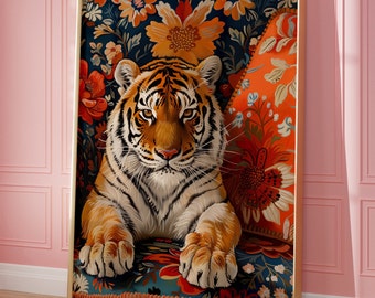 Può includere: Stampa artistica incorniciata raffigurante una tigre che riposa su un cuscino con motivi floreali. La tigre ha strisce arancioni e nere. Lo sfondo è un motivo floreale blu scuro con fiori arancioni e rossi. La cornice è dorata.