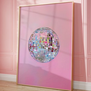 Art mural imprimable, tableau maximaliste boule disco argentée, affiche girly rose pastel lumineux, décoration tendance dopamine, impression boule à facettes