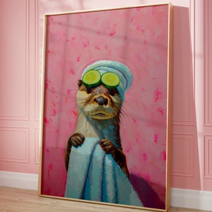 Op de afbeelding: Een schilderij van een otter die een witte handdoek op zijn hoofd draagt en komkommerplakjes over zijn ogen. De otter houdt een blauwe handdoek in zijn poten. De achtergrond is roze.