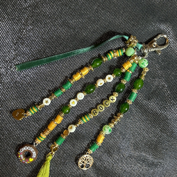 Porte clé en perles vertes et breloques , bijou de sac , accessoire décoratif, cadeau femme , perles heishi