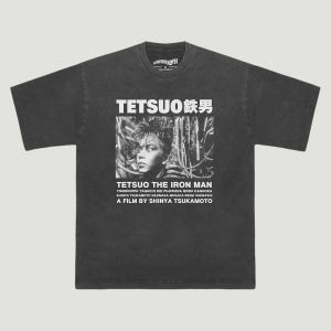 Könnte beinhalten: Dunkelgraues T-Shirt mit dem Filmtitel "Tetsuo The Iron Man" in weißer Schrift und einem Schwarz-Weiß-Bild einer Person. Das Shirt listet auch den Abspann und den Regisseur des Films auf.