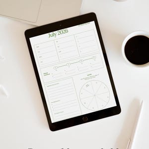 Può includere: Un tablet digitale che mostra una pagina di pianificazione mensile per luglio 2026 con sezioni per intenzioni settimanali, date importanti, appuntamenti chiave e un tracker delle abitudini. Il testo "Printable available" e "SchoolForAll" appare sotto.