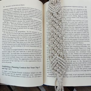 Gouden en witte bladwijzer macramé