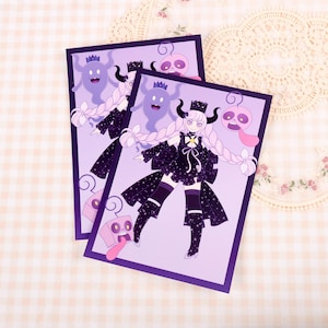 Pode incluir: Dois cartões ilustrados roxos e pretos com um personagem de cabelo roxo longo vestindo um vestido preto com estrelas brancas e uma coroa. O personagem está rodeado por pequenas criaturas roxas e brancas.