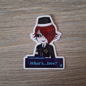 Pode incluir: Um adesivo com um personagem de estilo anime com cabelo ruivo, chapéu preto e uniforme escuro. O texto "Yomi Hellsmile" e "What's...love?" estão no adesivo.