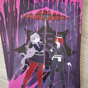 Pode incluir: Pilha de impressões artísticas com dois personagens de estilo anime em uniformes preto e branco. O fundo é roxo com gotas de tinta rosa e um guarda-chuva estilizado. Em uma superfície cinza claro.