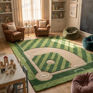 Peut inclure: Une chambre d'enfant avec un tapis sur le thème du terrain de baseball. Le tapis présente un champ vert avec des lignes blanches et un champ intérieur beige. La pièce comprend également des fauteuils en cuir, des poufs et une petite table avec des blocs de bois.