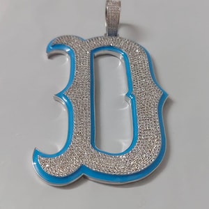 Collar con colgante personalizable de moissanita auténtica de 3 quilates con letra "D" en baño de oro amarillo de 14 quilates, plata 925, altura con aro de 6,35 cm y contorno azul.
