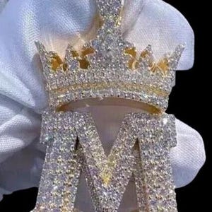 Colgante con una letra de corona de moissanita de corte redondo de 3,20 ct chapado en oro amarillo de 14 quilates, ideal como regalo de cumpleaños, sin cadena