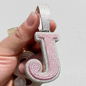 Colgante de moissanita real de corte redondo de 2,50 ct con letras personalizadas chapado en oro blanco de 14 quilates, colgante de moissanita real, regalo de joyería de cumpleaños único