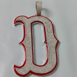 Collar con colgante personalizable de moissanita auténtica de 3 quilates con letra "D" en baño de oro amarillo de 14 quilates, plata 925, altura con aro de 6,35 cm y contorno rojo.