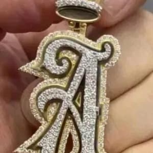 Colgante con nombre y letra de pareja de moissanita de corte redondo de 1,50 ct bañado en oro de dos tonos de 14 quilates