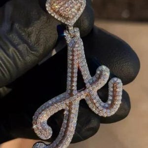 Colgante de moissanita auténtica de corte redondo de 2,30 quilates con inicial personalizada, chapado en oro blanco de 14 quilates, estilo hip hop, regalo de cumpleaños