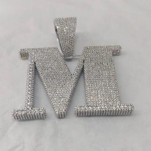 Colgante con dije de letra "M" personalizado de moissanita real hecho en plata 925 y baño de oro blanco de 14 quilates