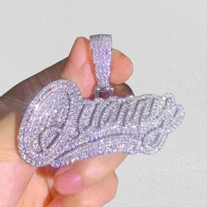 Colgante para hombre con nombre personalizado de moissanita real de corte redondo de 4 quilates, chapado en oro blanco de 14 quilates, plata / Regalo de joyería de cumpleaños único