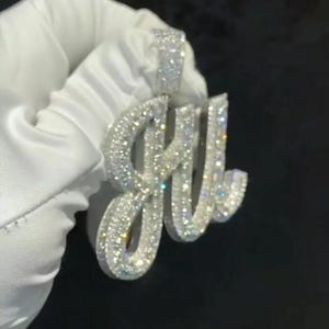 Colgante con nombre personalizado de moissanita auténtica de corte redondo de 2,20 quilates chapado en oro blanco de 14 quilates, regalo ideal de cumpleaños, sin cadena