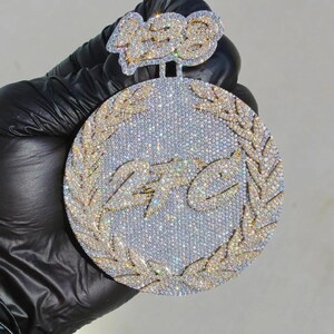 Colgante con nombre personalizado para hombre de moissanita auténtica redonda de 5,0 ct chapado en oro de dos tonos de 14 quilates, regalo de cumpleaños ideal