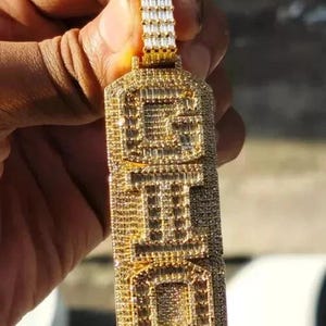 Colgante de moissanita auténtica de corte baguette de 4,00 ct, personalizado con cualquier nombre, chapado en oro amarillo de 14 quilates, regalo de cumpleaños