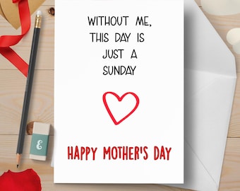 Puede incluir: Una tarjeta blanca del Día de la Madre con el texto "WITHOUT ME, THIS DAY IS JUST A SUNDAY" y "HAPPY MOTHER'S DAY" en rojo. Un corazón rojo está dibujado debajo. La tarjeta está sobre una superficie de madera con una cinta roja y un lápiz.