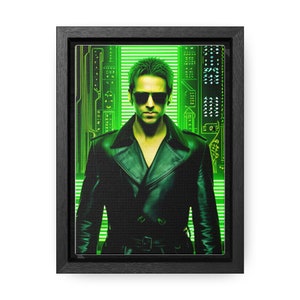 Puede incluir: Un hombre con una chaqueta de cuero negra y gafas de sol se encuentra frente a un fondo digital verde. El fondo tiene líneas y cuadrados que se asemejan a una placa de circuito de computadora.