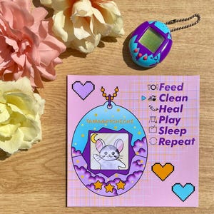 Illustrazione di Tamagotchi kawaii, videogiochi retrò, console retrò, nostalgia anni '90, cincillà kawaii, poster di videogiochi, decorazione geek retrò