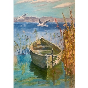 以下が含まれることがあります： 2 羽のカモメが上を飛んでいる湖のボートの水彩画。ボートは明るい緑色で、水中にあります。 葦と長い草がボートの側面にあります。 水は青と緑です。