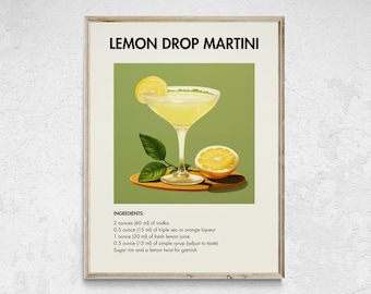 Op de afbeelding: Een printbare receptkaart voor een Lemon Drop Martini cocktail. De kaart heeft een groene achtergrond met een geel martini-glas gevuld met een gele vloeistof. Een citroenwig zit op de rand van het glas en een halve citroen ligt op de tafel onder het glas. De tekst op de kaart luidt "Lemon Drop Martini" en bevat de ingrediënten voor de cocktail.
