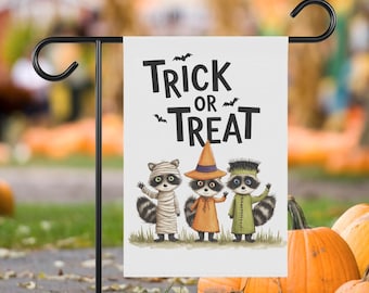 Bandiera da giardino di Halloween con procione e dolcetto o scherzetto: striscione di benvenuto autunnale