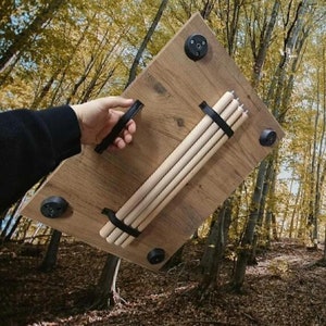 Tavolo in legno portatile e multifunzionale – Tavolo pieghevole artigianale per campeggio, picnic, giardini e balconi (60 x 45 cm)