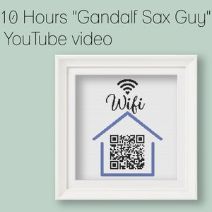 Op de afbeelding: Een wit fotolijstje met een blauw en wit wifi-symbool en een QR-code erin. De tekst "Wifi" is geschreven in zwart cursief schrift.