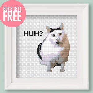 Könnte beinhalten: Kreuzstichmuster einer weißen Katze mit schwarzen und braunen Flecken, die überrascht aussieht mit dem Text "HUH?" darüber.