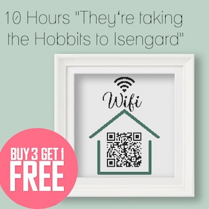 Può includere: Immagine di una cornice bianca con un'icona di casa verde e un codice QR in bianco e nero all'interno. Il testo "Wifi" è sopra l'icona della casa. Il testo "BUY 3 GET 1 FREE" è in un cerchio rosa.