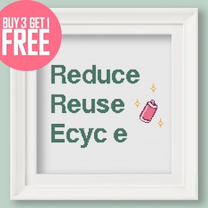 以下が含まれることがあります： 白い額縁に入ったクロスステッチで、緑色の文字で「Reduce Reuse Recycle」と書いてあり、ピンク色のピクセル化された缶と金色の星が描かれています。