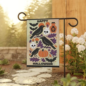 以下が含まれることがあります： HAPPY HALLOWEENの文字と、3羽の黒いカラス、コウモリ、キャンドル付きの2つのドクロ、オレンジ色のカボチャ、ドクロのアイコンが描かれた小瓶、紫色の葉が明るい背景に描かれた長方形のガーデンフラッグ。
