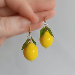 Zitronen Ohrringe, Leichte Obst Ohrringe, Geschenk für Sie, Geburtstagsgeschenk, Sommer Zitrus Ohrringe, handgemachte Polymer Clay realistische Früchte