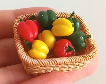 Miniatuur polymeerklei-paprika's - rood, groen en geel - realistisch voedseldecor | Schaal 1/6 en 1\12