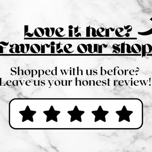 K&ouml;nnte beinhalten: Ein wei&szlig;er Marmorhintergrund mit schwarzem Text, der "Love it here? Favorite our shop! Shopped with us before? Leave us your honest review!" lautet, und einem F&uuml;nf-Sterne-Bewertungssystem.