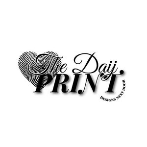 K&ouml;nnte beinhalten: Schwarzwei&szlig;es Logo f&uuml;r ein Unternehmen namens "The Daiz Print" mit dem Slogan "Designs Next Door". Das Logo zeigt einen stilisierten Fingerabdruck in Form eines Herzens.