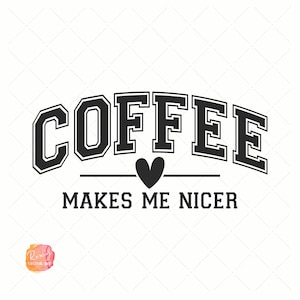 Il caffè mi rende più carino SVG PNG, Mama Varsity Svg Png, Camicia da caffè Svg Png, Amante del caffè Svg Png, Jersey Font Svg, Coffee Addict Svg Png