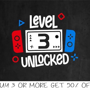 Könnte beinhalten: Ein schwarz-weißes Grafikdesign mit dem Text "Level 3 Unlocked" in Weiß. Die Grafik zeigt einen roten und blauen Videospiel-Controller mit einem weißen Bildschirm, auf dem die Zahl "3" angezeigt wird.