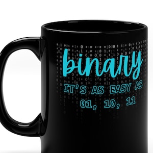 Peut inclure: Mug en céramique noire avec un fond blanc et du texte bleu qui dit "binary it's as easy as 01, 10, 11".
