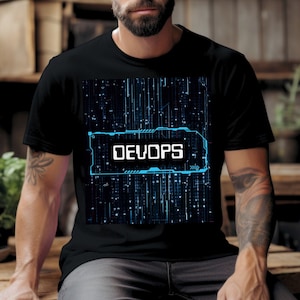 Peut inclure: Un t-shirt noir avec un motif numérique bleu et blanc représentant le mot "DEVOPS" dans un cadre.