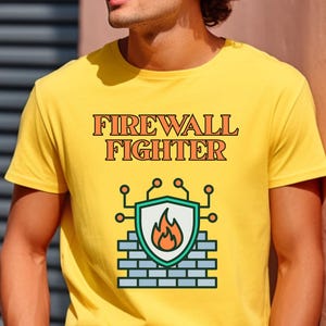 Könnte beinhalten: Gelbes T-Shirt mit dem Text "FIREWALL FIGHTER" in Orange und einer Grafik eines Schildes mit Flamme, einer Ziegelmauer und schaltungsartigen Elementen. Das Shirt ist kurzärmlig und aus weichem Material.