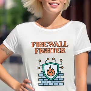 Może przedstawiać: Biała koszulka z pomarańczowym napisem "FIREWALL FIGHTER". Poniżej grafika tarczy z płomieniem, projektem sieci i podstawą z cegieł. Koszulka jest elementem odzieży codziennej.