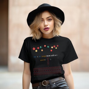 以下が含まれることがあります： クリスマスライトのデザインと「for i in range(mom said so): print('')」というコードが書かれた黒いTシャツ。