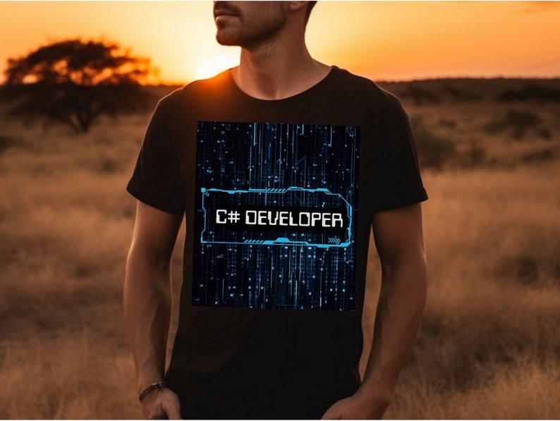 Pode incluir: Uma camiseta preta com um design gr&aacute;fico azul e branco que diz "C# DEVELOPER" em um fundo preto.
