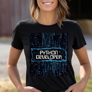 Puede incluir: Camiseta negra con un diseño gráfico azul y negro que dice "Python Developer".