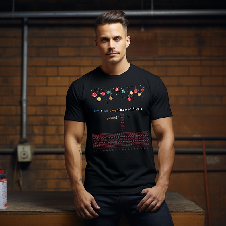 以下が含まれることがあります： カラフルなオーナメントと「for i in range(mom said so): print()」というコードでできたクリスマスツリーのデザインが施された黒いTシャツです。